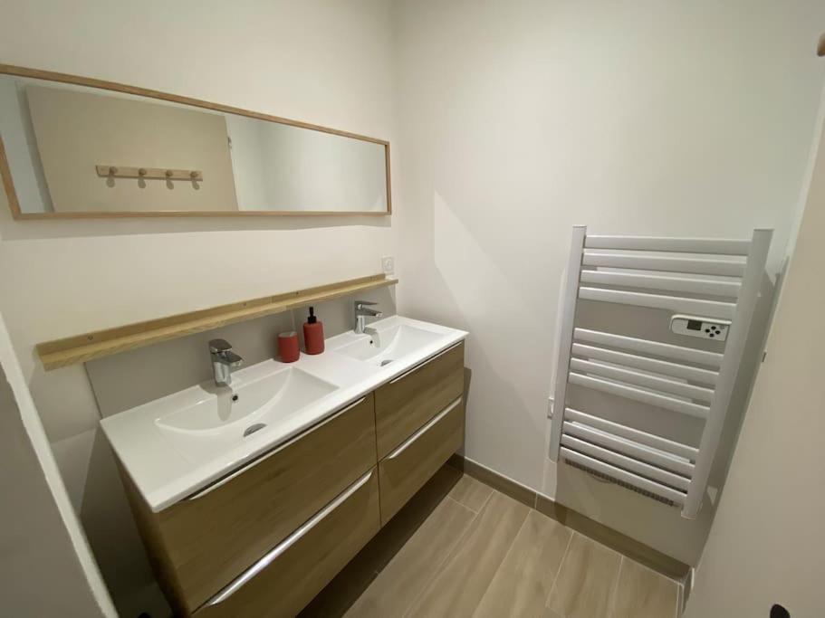 Appartement Familial, 2 Chambres, En Rdc Sur Cour Saint Florentin Bagian luar foto